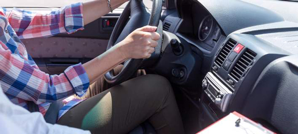 Handsfree τέλος από τον νέο ΚΟΚ – Βαριά πρόστιμα και αφαίρεση διπλώματος