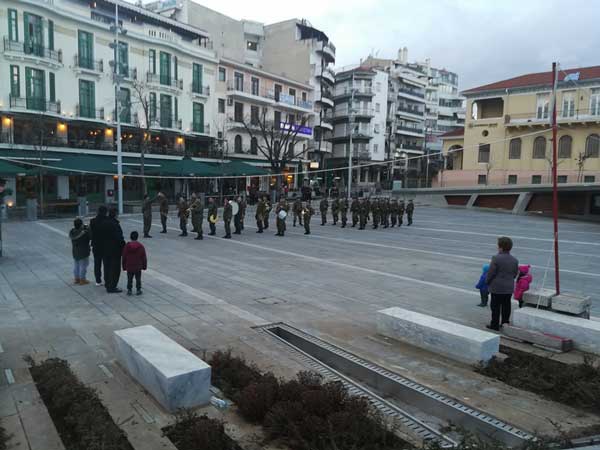 Με το “Μακεδονία ξακουστή” μπήκε στην πλατεία της Κοζάνης η στρατιωτική μπάντα