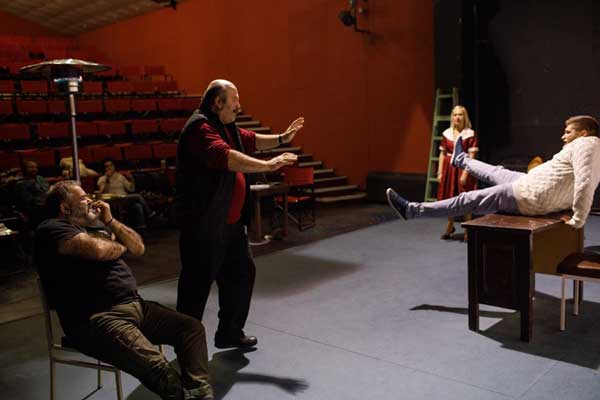 Η φαρσοκωμωδία «Μαλλιά Κουβάρια» σε σκηνοθεσία Γιάννη Καραχισαρίδη στο Θεατροδρόμιο Κοζάνης!