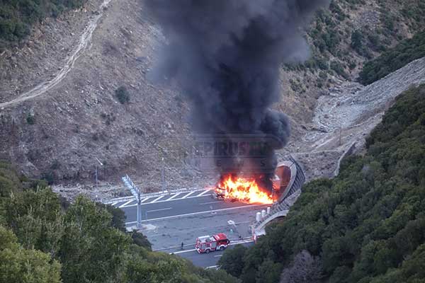 Μέτσοβο:Νταλίκα Τυλίχθηκε Στις Φλόγες Στην Εγνατία Οδό Διακοπή Κυκλοφορίας [Βίντεο-Φωτο]