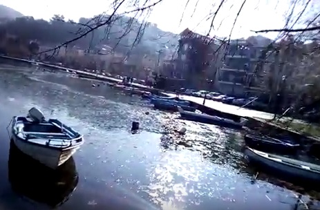 Άρχισε να παγώνει η λίμνη Καστοριάς (βίντεο)