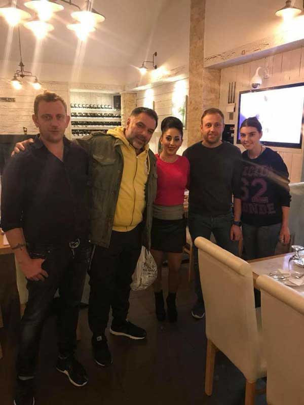 Ο Γρηγόρης Αρναούτογλου στο εστιατόριο Ναουμίδης στον Άγιο Παντελεήμονα