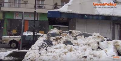 Δέντρο καταπλάκωσε σταθμευμένο όχημα στο δημοτικό πάρκινγκ στα Γρεβενά