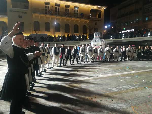 Γρεβενιώτικο αντάμωμα στην κεντρική πλατεία της Κοζάνης – Το αποκριάτικο γλέντι συνεχίζεται