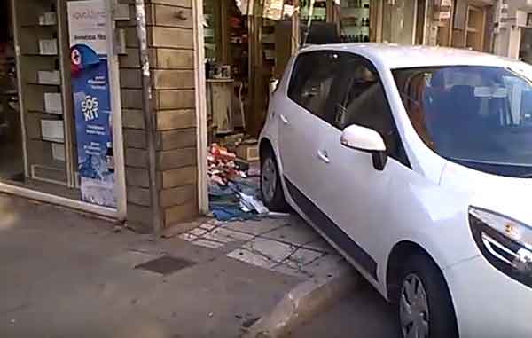 Καστοριά: «Εισβολή» ΙΧ αυτοκινήτου σε τζαμαρία φαρμακείου!