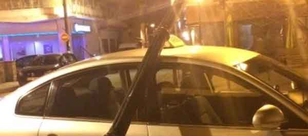 Τσοτύλι: Κολώνα έπεσε σε ταξί που μετέφερε παιδιά!! Φωτογραφίες