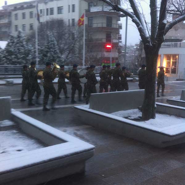 Η στρατιωτική μπάντα παιανίζει το Μακεδονία  ξακουστή στην πλατεία της Κοζάνης