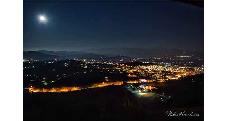 Η Φωτογραφία της Ημέρας: Το μπλέ φεγγάρι στον νυχτερινό κοζανίτικο ουρανό (του Νίκου Καραδήμου)