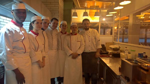 Εντυπωσιασμένοι ανερχόμενοι σεφ της Νότιας Γαλλίας στο εστιατόριο του Ναουμίδη
