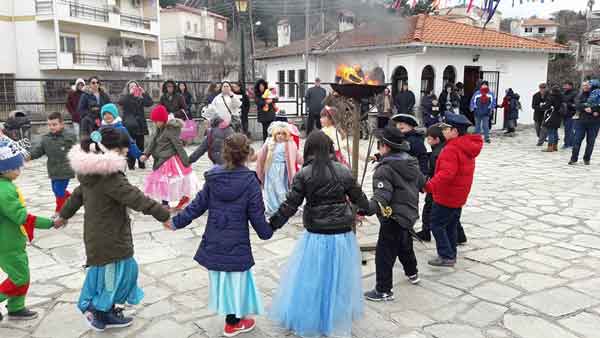 Άναψε με πολύ κέφι ο παιδικός φανός της Σκ’ρκας