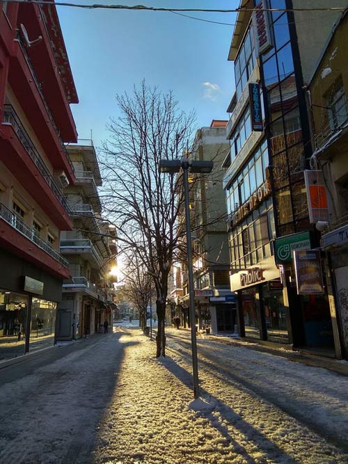 Οι κοζανίτες μέσω facebook για τον πάγο στην πλατεία: “Έτοιμοι για καλλιτεχνικό πατινάζ!”
