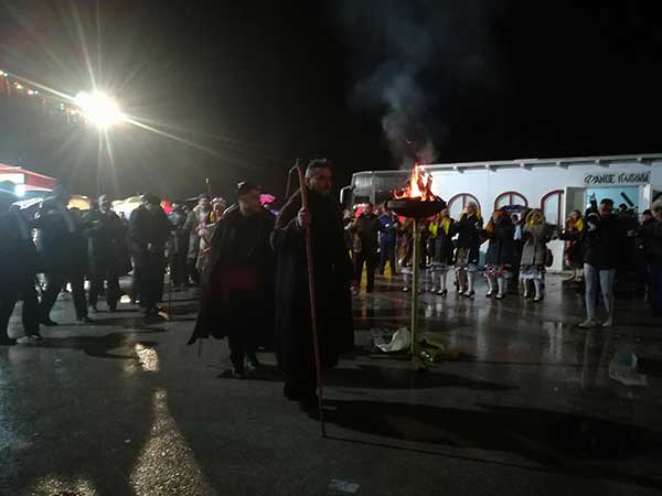 Υπό βροχή άναψε ο φανός στα Πλατάνια