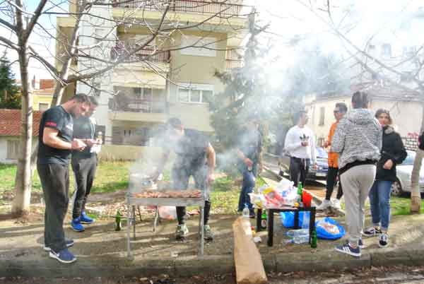 Η Κοζάνη ξεκίνησε να τσικνίζει! Ψησταριές και μουσική σε κάθε γειτονιά!  (φωτογραφίες)