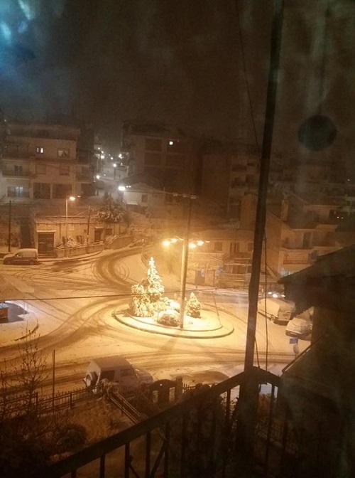 Πανέμορφες βραδινές εικόνες με την Κοζάνη στα λευκά-Εικόνες και VIDEO από το κέντρο και τον Ξενία