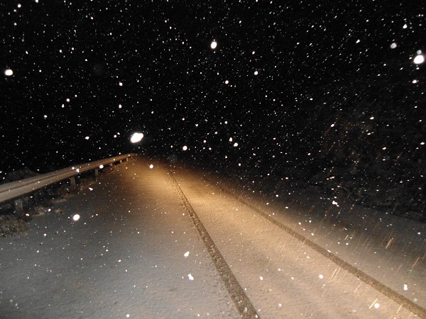Άρχισε να χιονίζει και στην πόλη των Γρεβενών – Στα 10 εκ. το χιόνι στα ορεινά χωριά των Γρεβενών