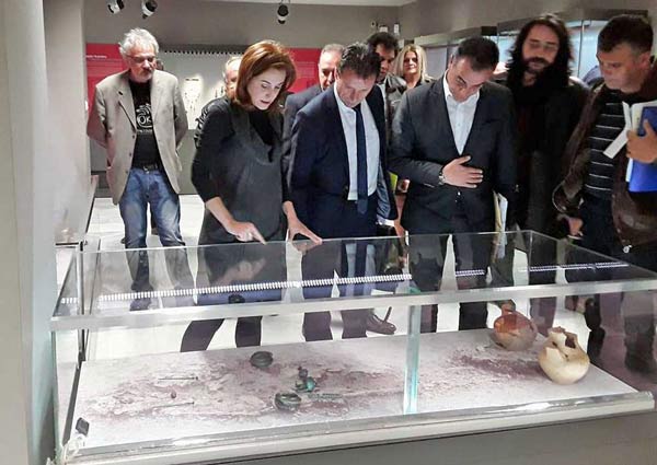 Ο Περιφερειάρχης και τα μέλη του Περιφερειακού Συμβουλίου ξεναγήθηκαν στο Αρχαιολογικό Μουσείο Π.Ε. Καστοριάς