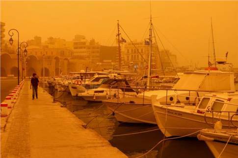 «Κομμένη» στα δύο: η χώρα Χιόνια στη Φλώρινα, αφρικανική σκόνη στην Κρήτη [Εικόνες]