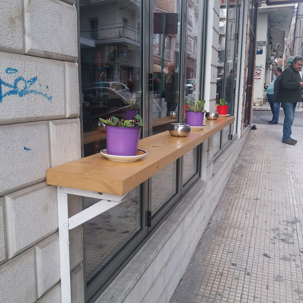 Τα καταστήματα της Κοζάνης διαμορφώνουν τον εξωτερικό τους χώρο για τους καπνιστές