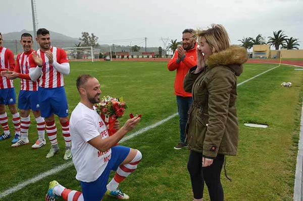 Καστοριανός ποδοσφαιριστής έκανε πρόταση γάμου στην αγαπημένη του μέσα στο γήπεδο! (φωτο)
