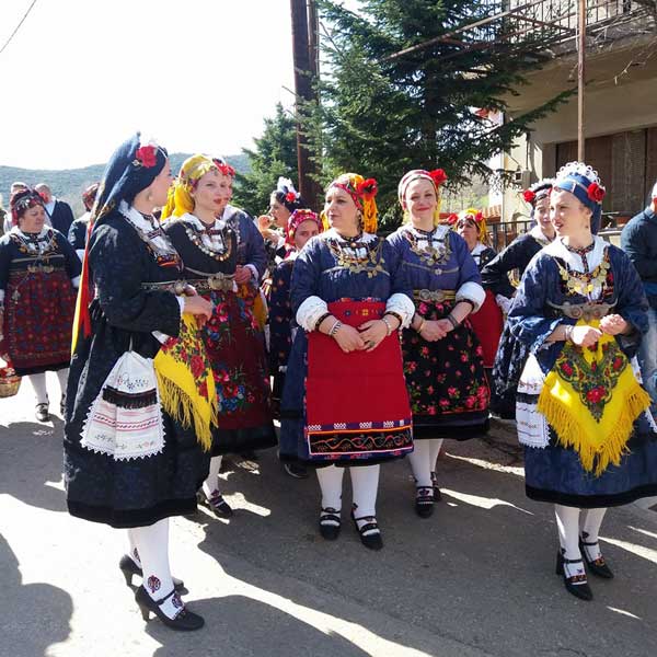 Οι Λαζαρίνες της Λευκοπηγής τραγουδούν το Λάζαρο στα σπίτια
