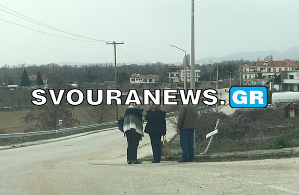 ΚΑΣΤΟΡΙΑ – Συντετριμμένοι συγγενείς και φίλοι αφήνουν λουλούδια στον τόπο του τραγικού δυστυχήματος, στο Άργος Ορεστικό (Φώτο)