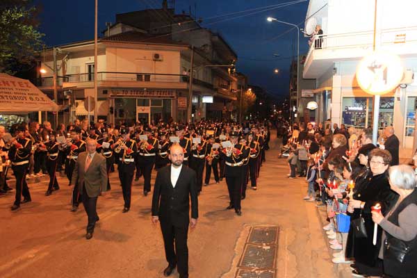 Ο μαέστρος της Πανδώρας καλεί τον πρώην αρχιμουσικό  Πάρι Καραχάλιο να ηγηθεί της μπάντας