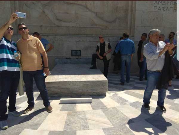 Εργαζόμενος της ΔΕΗ ο συνδικαλιστής στον Αγνωστο Στρατιώτη -Το βίντεο που διαψεύδει τα σωματεία