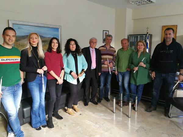 Πασχαλινές λαμπάδες και ευχές στους εργαζόμενους του Δήμου Βοΐου από τον δήμαρχο Δημήτρη Λαμπρόπουλο