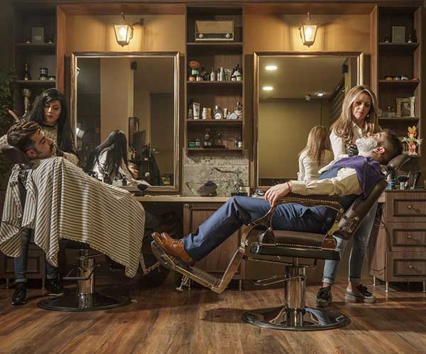 magazzino: Ζιάμπρας shoes σε μια διαφορετική φωτογράφηση στο μπαρμπεράδικο της Κοζάνης