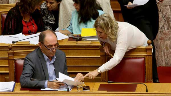 Καρακώστα για Σταθάκη για την πώληση της ΔΕΗ : «Θα πάρει από τις μίζες και θα έρθει να μας κεράσει» για τη γιορτή του