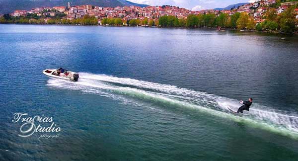 Σκι στη λίμνη της Κατοριάς και βουτιά από το γαμπρό