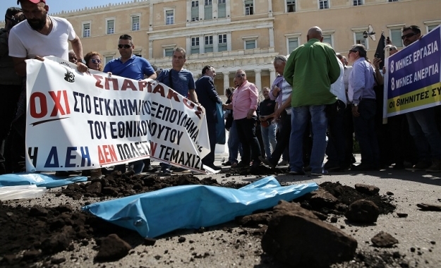 Στη Βουλή η πορεία της ΓΕΝΟΠ – Άδειασαν λιγνίτη στον Άγνωστο Στρατιώτη