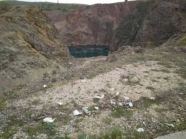 Η Πράσινη Λίμνη στο Μαυροδέντρι με σκουπίδια
