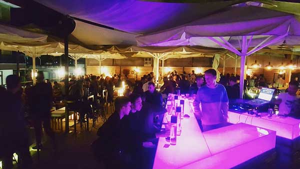 Άνοιξε ο πάνω όροφος του καφέ μπαρ “Mind bar”