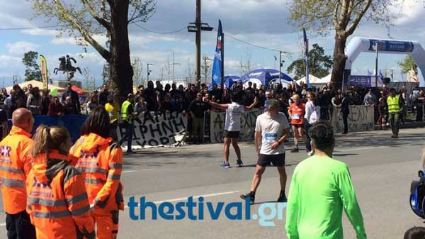 Οι ΠΑΟΚτζήδες στο δρόμο του προέδρου τους γιουχάρουν τον ΑΕΚτζή δρομέα Γ.Ζαχαριάδη