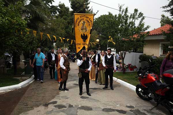 Γιατί οι Πόντιοι τρώνε στους τάφους την Κυριακή του Θωμά; (εικόνες)