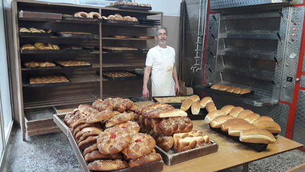 Τα τσουρέκια και τα σαρακοστιανά του Γιάννη Σιδέρη