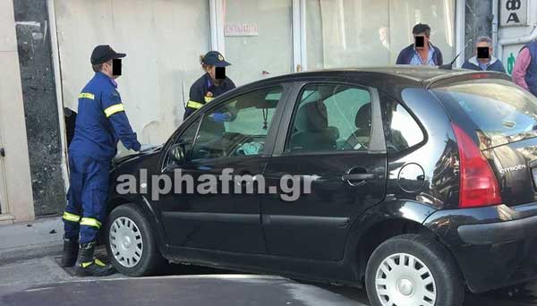 Καστοριά: «Καρφώθηκε» με το αυτοκίνητο σε τζαμαρία καταστήματος