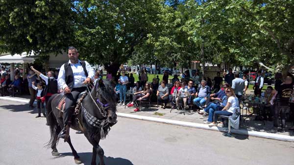 Εντυπωσιακή παρέλαση των καβαλάρηδων στη Γαλατινή!