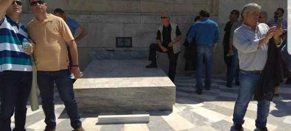 Ο Σύλλογος Ευζώνων Προεδρικής Φρουράς κάνει «φέτες» τον συνδικαλιστή που πάτησε πάνω στο μνημείο του Αγνώστου Στρατιώτη