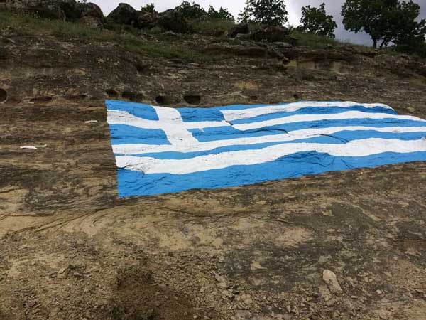 Μια τεράστια ελληνική σημαία κοσμεί πλέον το Σταυροδρόμι Βοϊου! (Φωτογραφίες)
