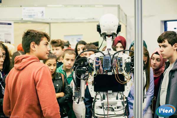 Φοιτητές παρουσιάζουν εκθέματα από το Φεστιβάλ Βιομηχανικής Πληροφορικής