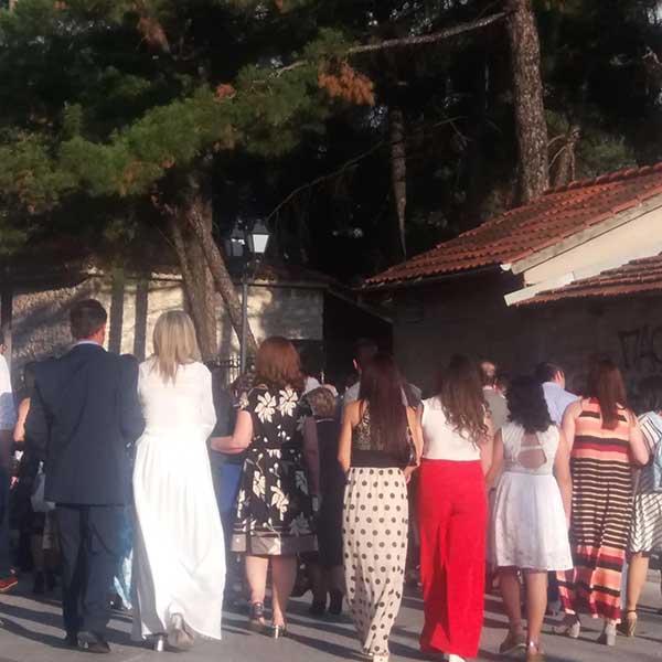 Έκλεισαν οι δρόμοι στην περιοχή του Αγίου Δημητρίου να περάσει η νύφη κι ο γαμπρός