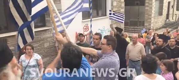 Έρευνα διέταξε η Αρχιεπισκοπή για τη συμμετοχή ιερέων στη διαδήλωση έξω από τα γραφεία της Ολυμπίας Τελιγιορίδου