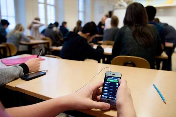 Ο Γαβρόγλου κόβει τα κινητά στα σχολεία