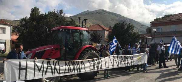 Με ελληνικές και μαύρες σημαίες οι κάτοικοι των Πρεσπών (Βίντεο και φωτογραφίες)