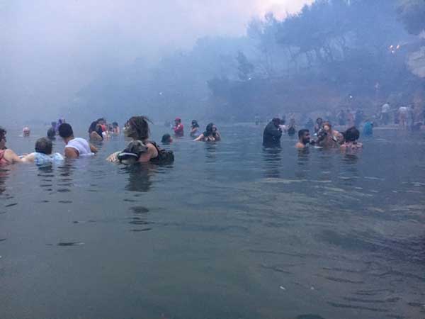 Καρέ – καρέ ο εφιάλτης μέσα από τη θάλασσα στο Μάτι [Εικόνες & Βίντεο]