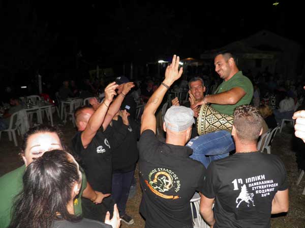 Πραγματοποιήθηκε το Σάββατο η 1η Πανελλήνια Συνάντηση του Ιππικού Συλλόγου “Άγιος Θεόδωρος” Κοζάνης – Καβαλάρηδες από πολλές περιοχές της Ελλάδας βρέθηκαν στο εξωκλήσι του Αγίου Θεοδώρου 