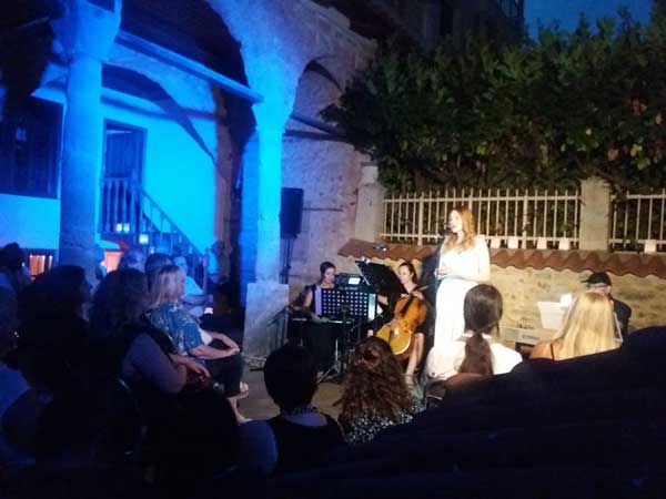 Πραγματοποιήθηκε η παράσταση “Ταξιδεύοντας”… με τη Δήμητρα Καραγιάννη