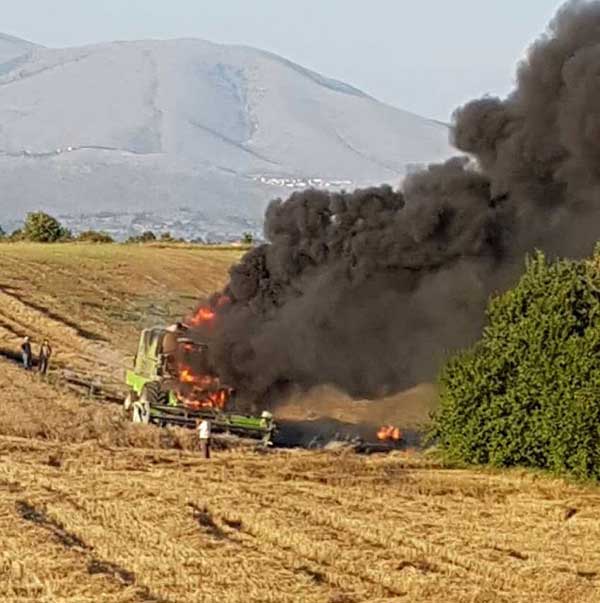 Φωτιά σε θεριζοαλωνιστική μηχανή στην Κιβωτό Γρεβενών (Βίντεο)